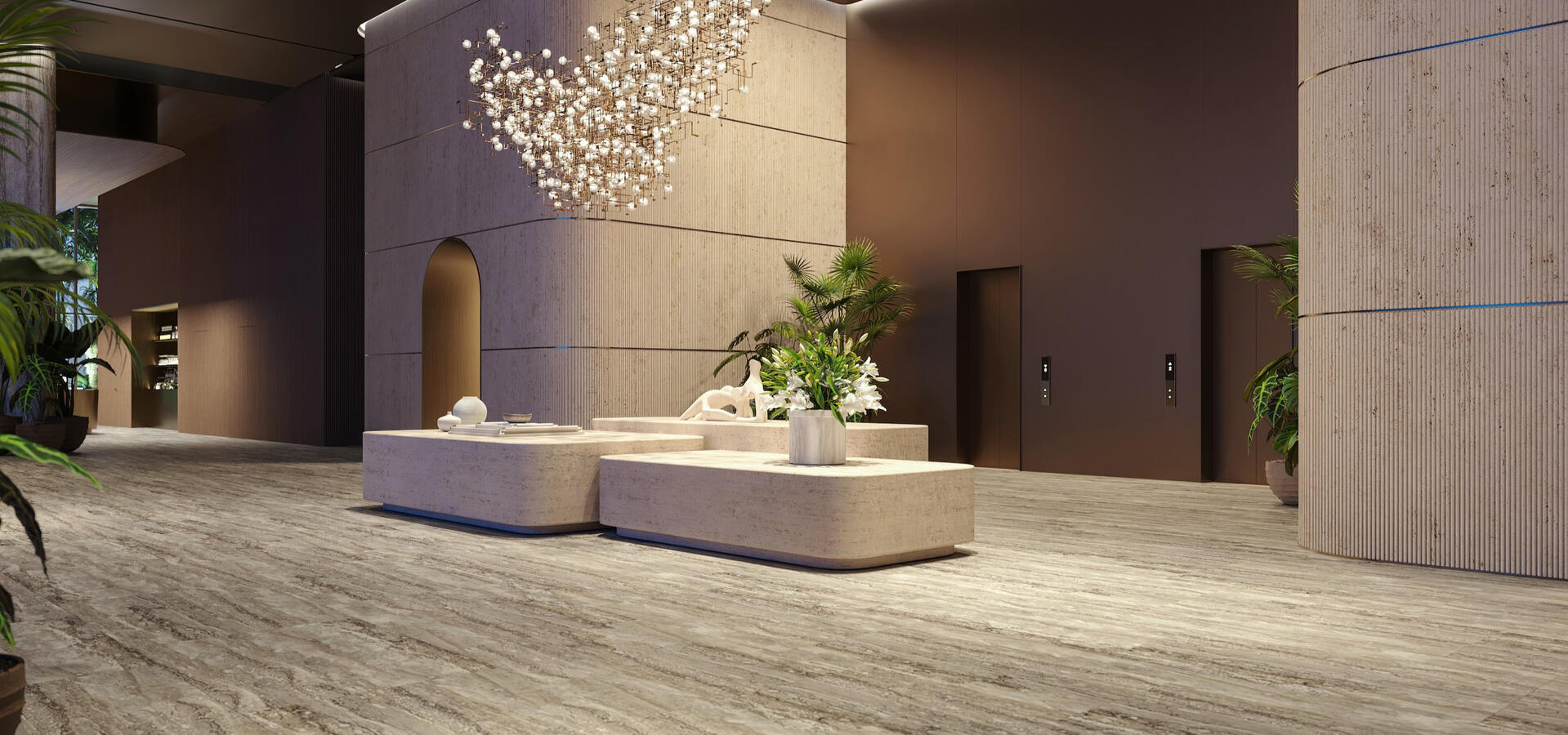 Atrio de dos plantas con exuberante vegetación y serenas zonas de descanso